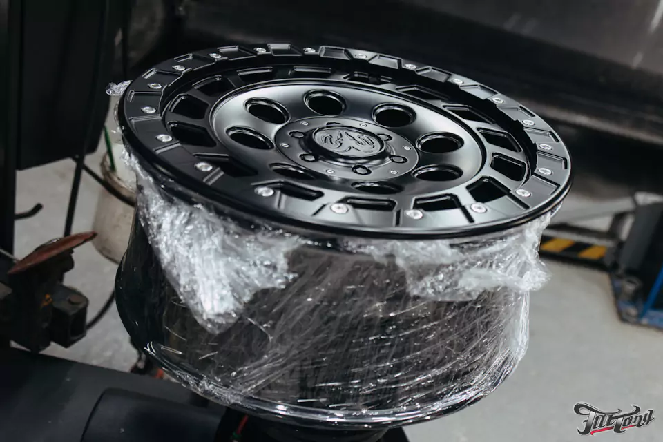 Кованые диски с бедлоками для RAM 1500 и фирменный шиномонтаж на стендах Hunter